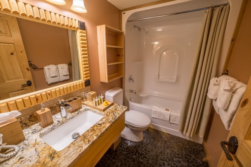 En-suite bathroom at Silvertip lodge